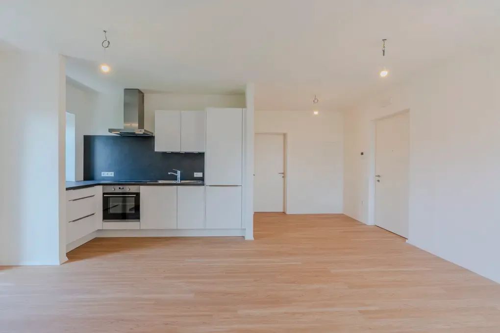 Stylish Two-Bedroom Apartment with Sunny South-Facing Balcony – photo 3