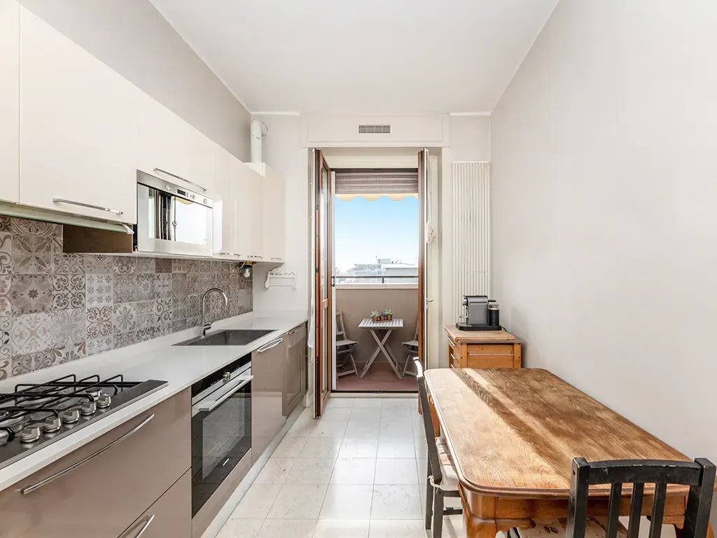 Beautiful furnished apartment, fifth floor.