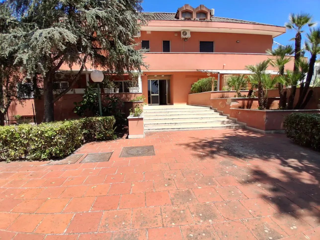 Elegant renovated one-bedroom apartment with pool, parking space, and tennis court – photo 3