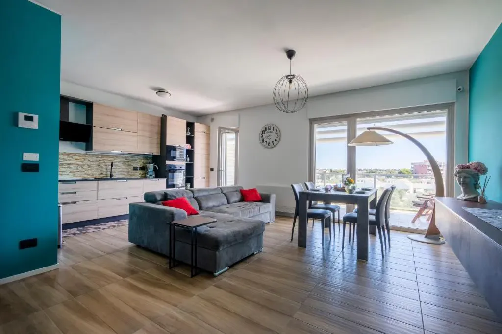 Elegant Furnished One-Bedroom Apartment with Terrace – photo 4