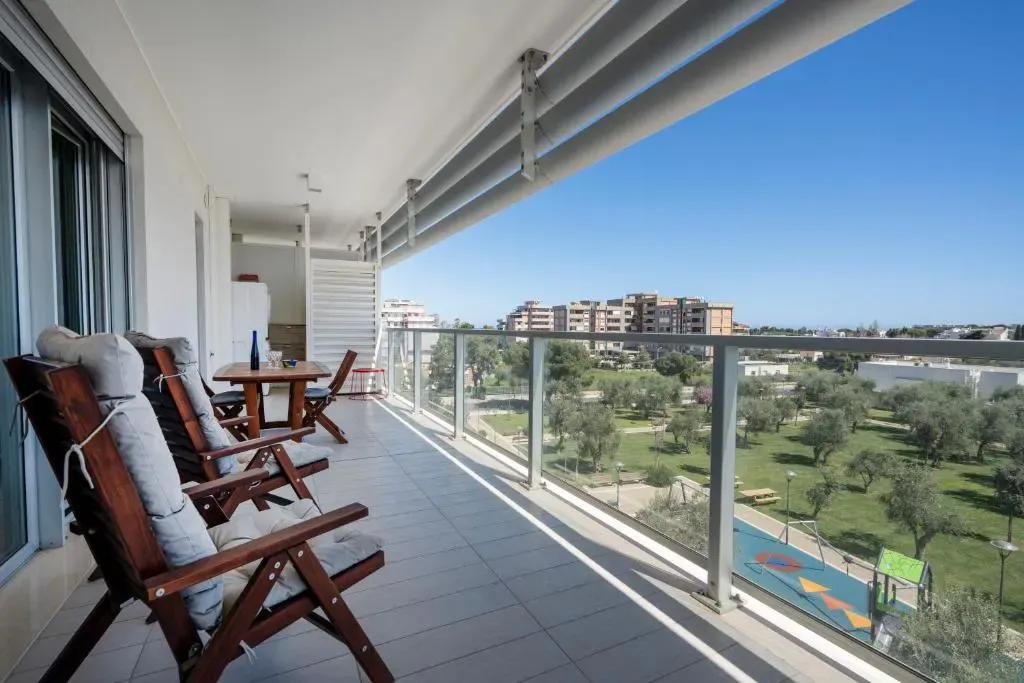 Elegant Furnished One-Bedroom Apartment with Terrace – photo 3
