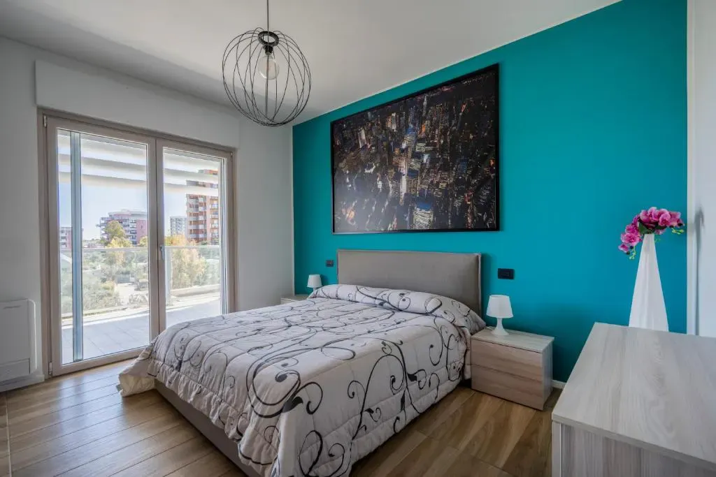Elegant Furnished One-Bedroom Apartment with Terrace – photo 2