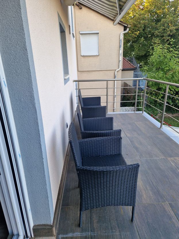 Freshly Renovated 2-Room Home with Balcony in Stuttgart-Gablenberg – photo 4