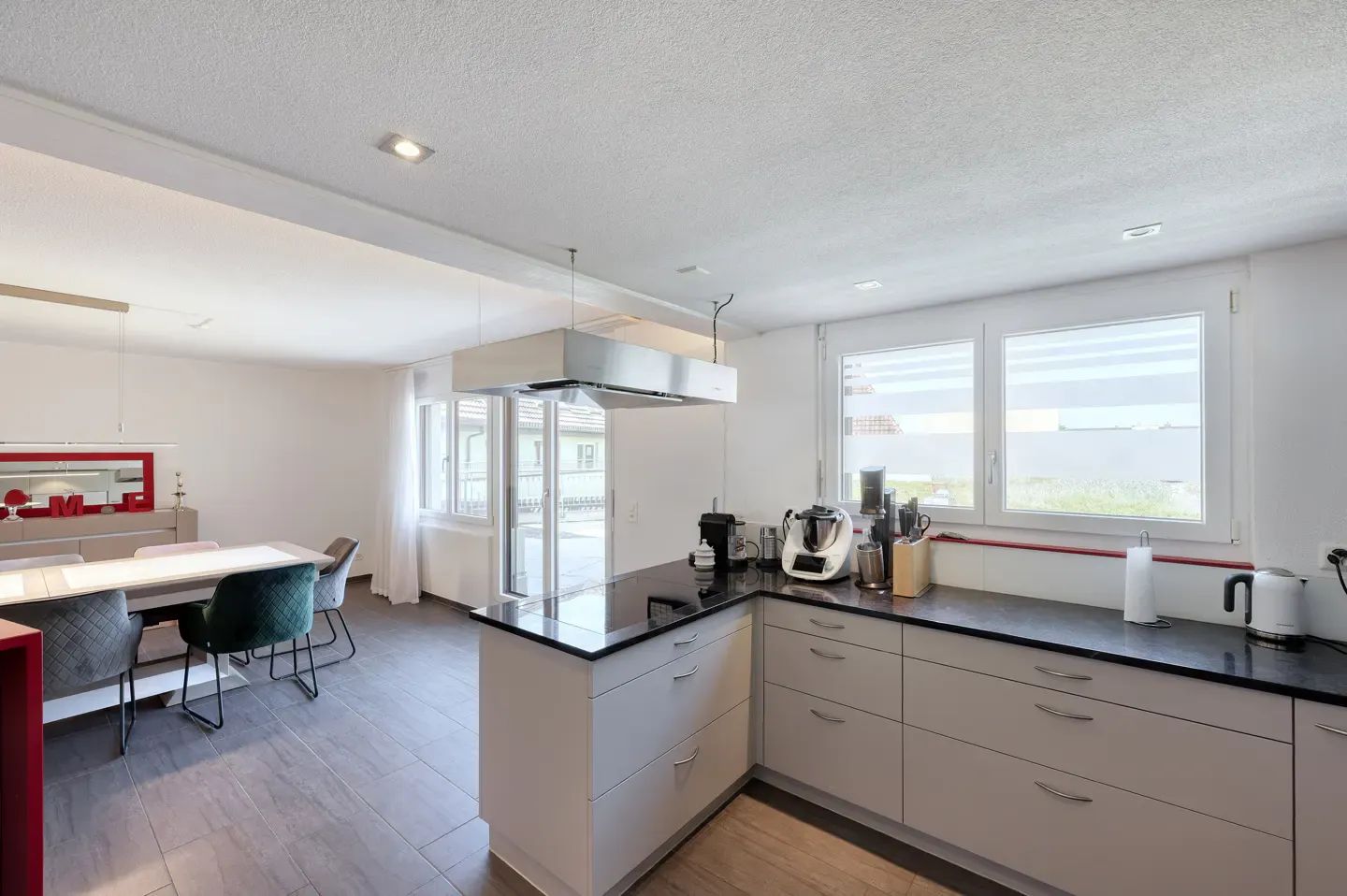 Stylish Home in the Heart of the Village – photo 2