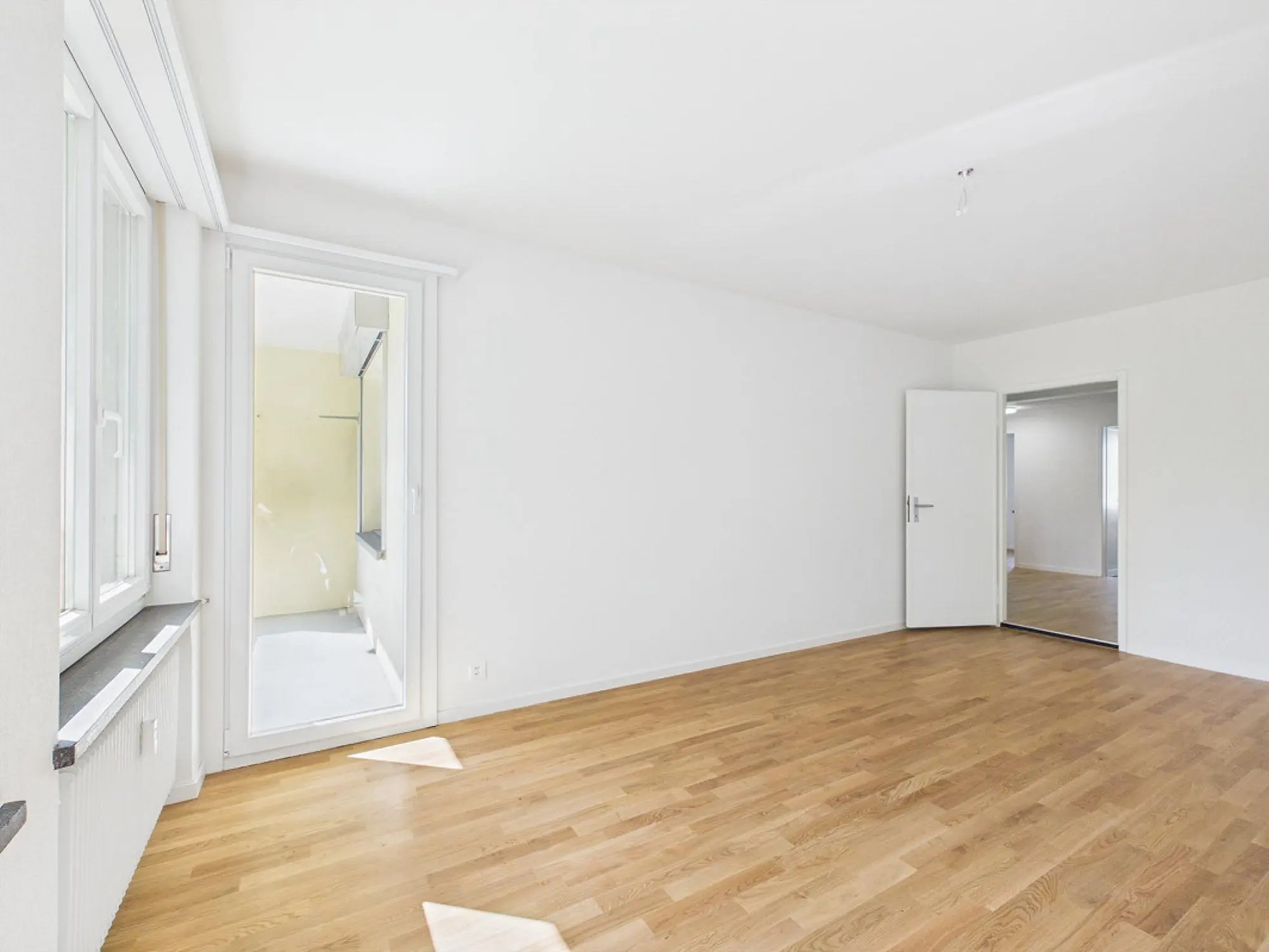 Modern, Bright 4.5-Room Apartment in a Convenient Central Location – photo 3