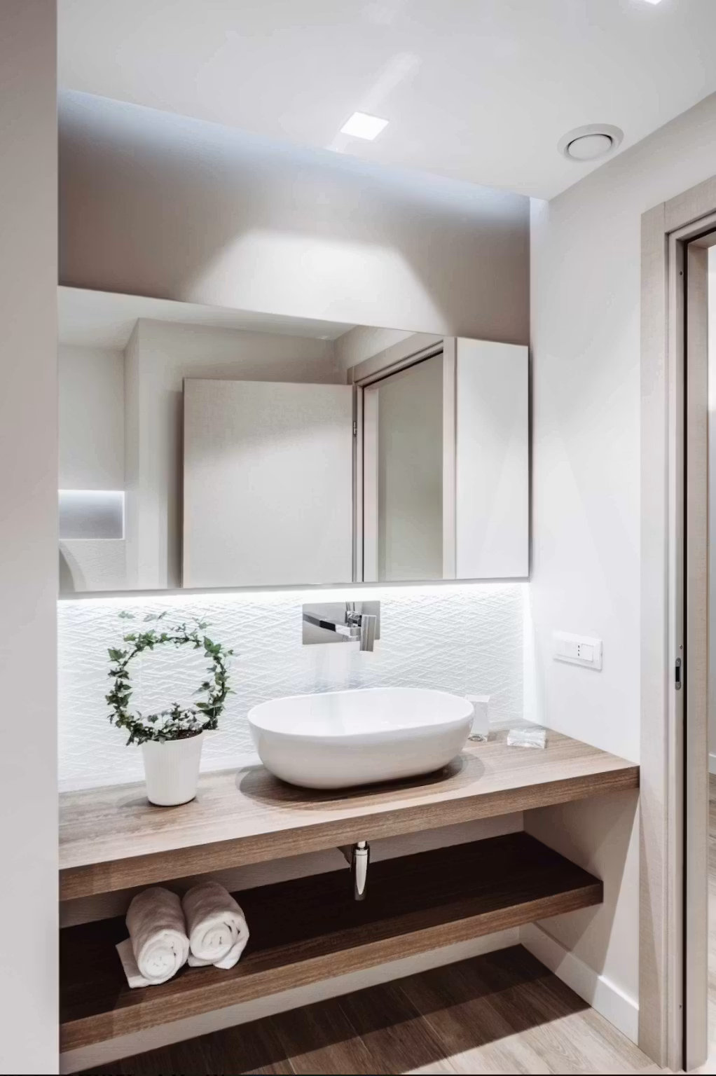 Contemporary Furnished 1‑Bed Apartment — 55 m², Via San Francesco da Paola – photo 3