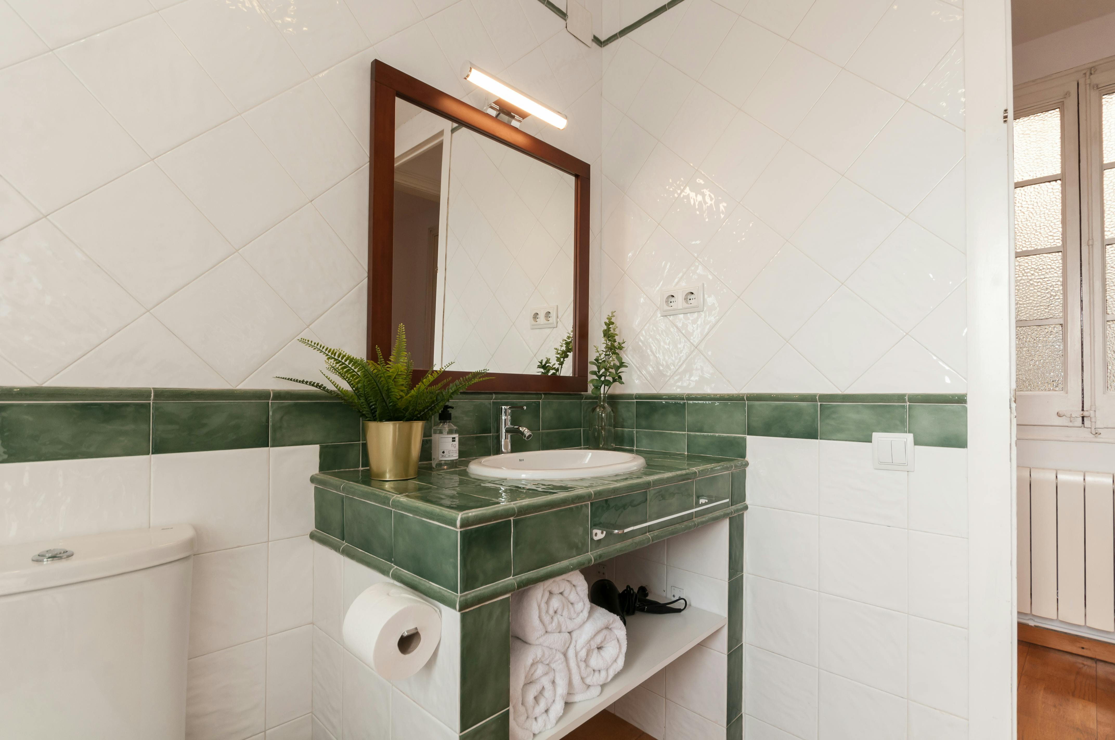 Spacious Family Home — 3 Bedrooms, Plaça del Pedró, Barcelona – photo 2