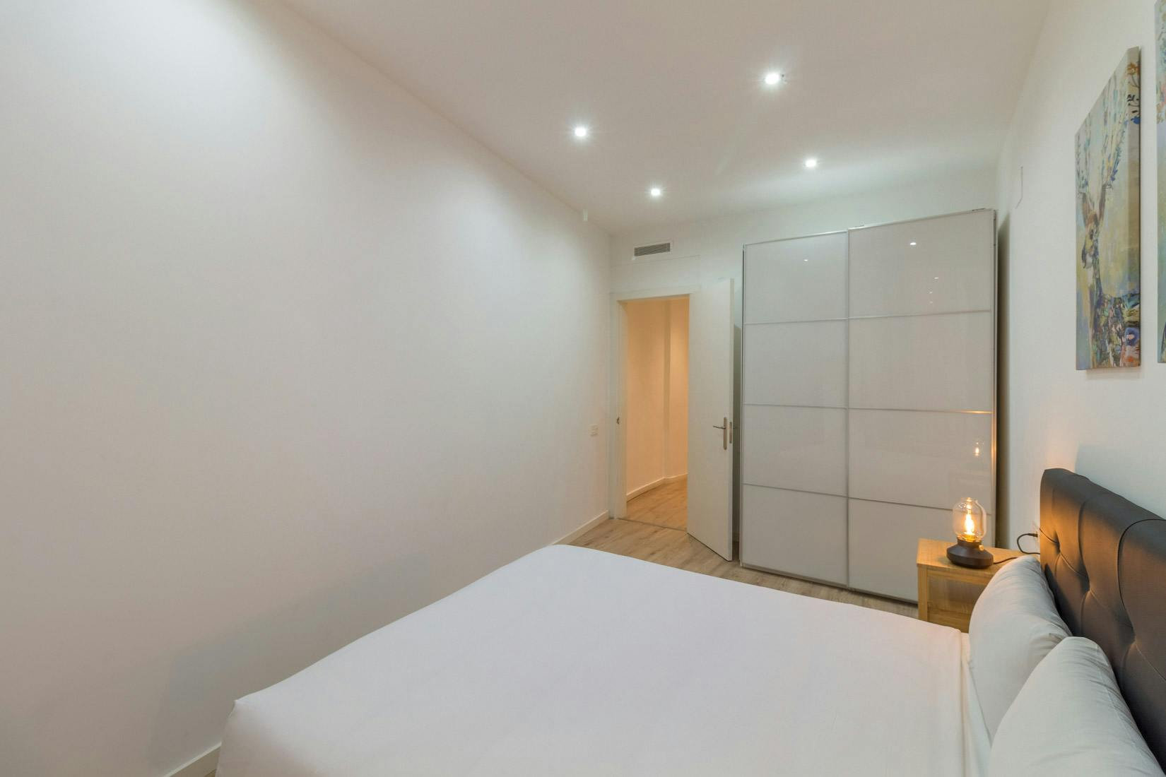 Spacious Furnished 3‑Bed — 130 m², Iconic La Rambla Location – photo 2