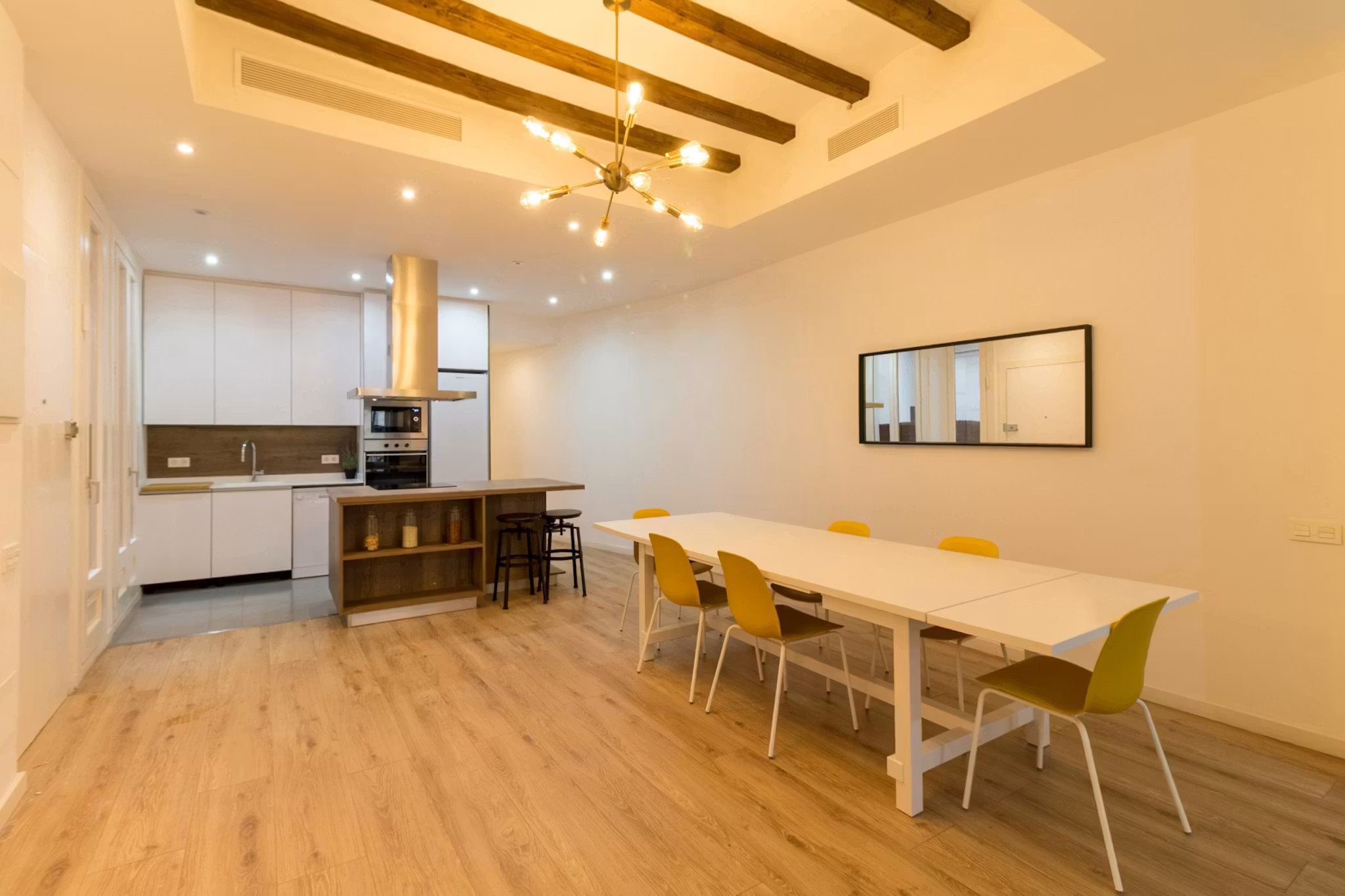 Spacious Furnished 3‑Bed — 130 m², Iconic La Rambla Location – photo 3