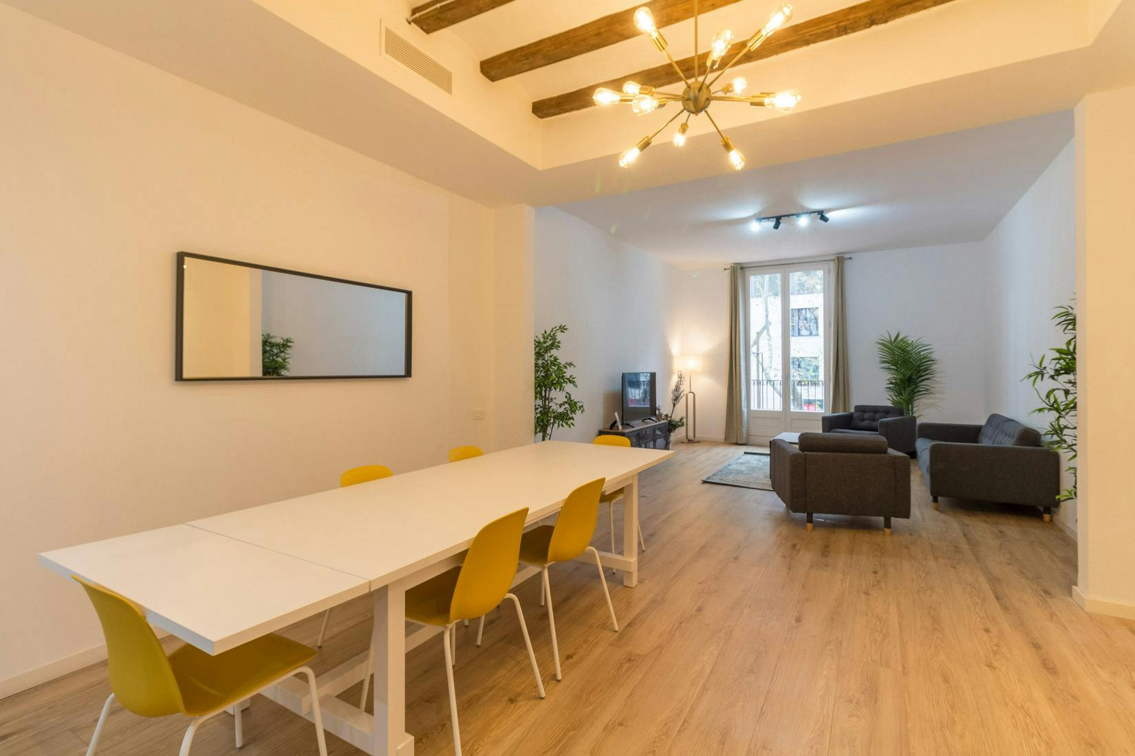 Spacious Furnished 3‑Bed — 130 m², Iconic La Rambla Location – photo 4