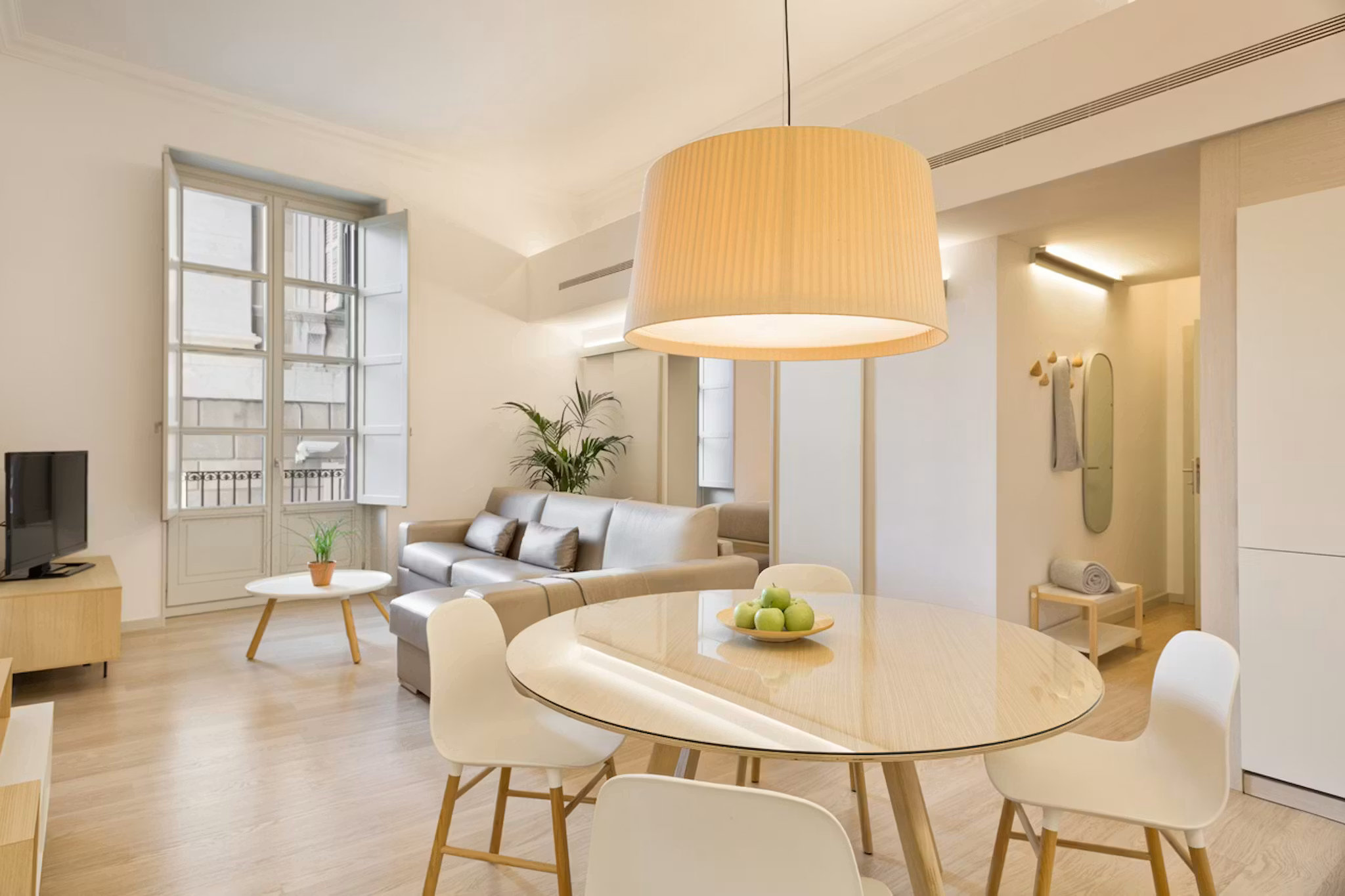 Contemporary 1‑Bed Flat — Carrer del Bisbe, Barcelona, 1 Bathroom – photo 4