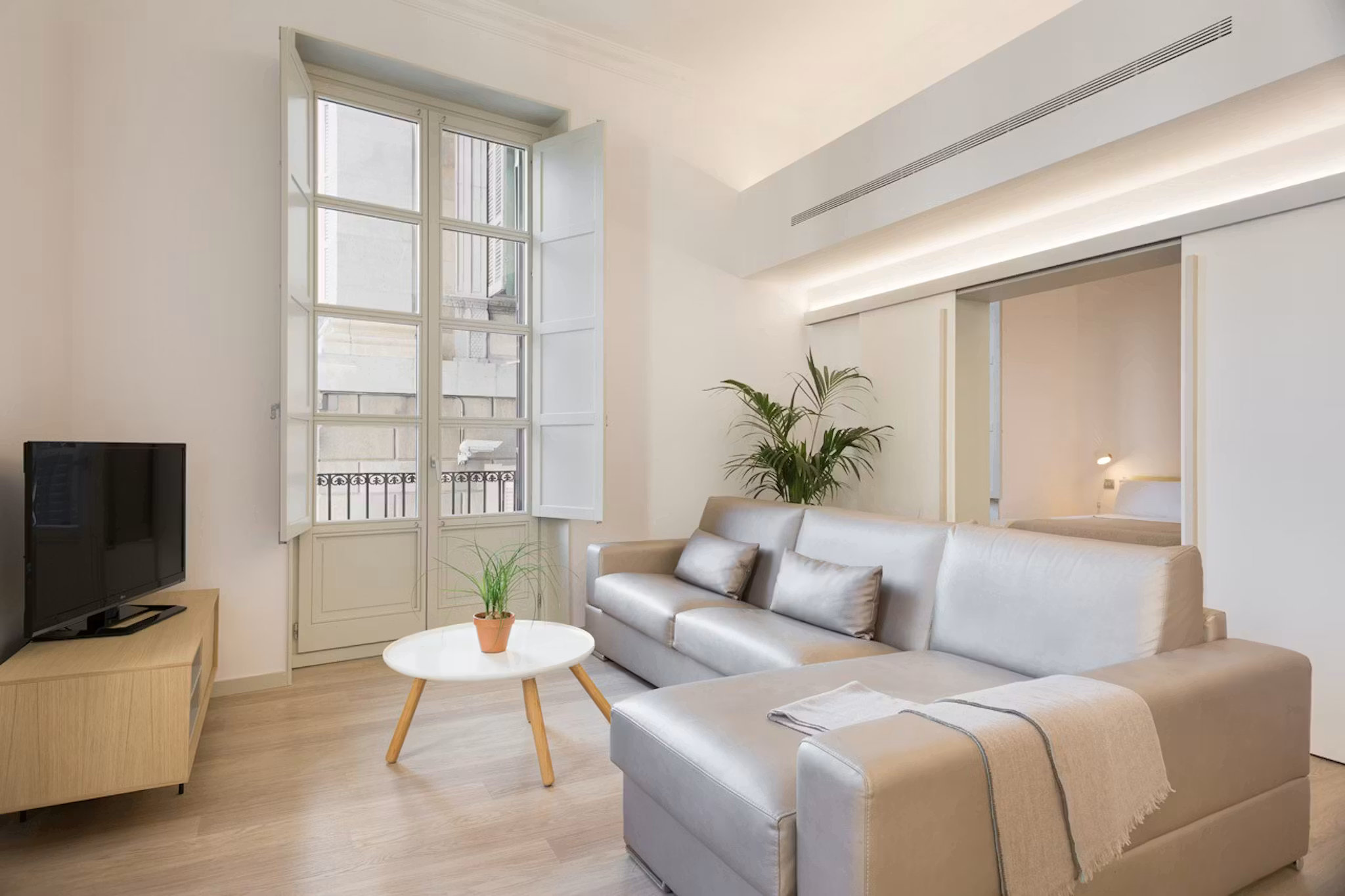 Contemporary 1‑Bed Flat — Carrer del Bisbe, Barcelona, 1 Bathroom – photo 3