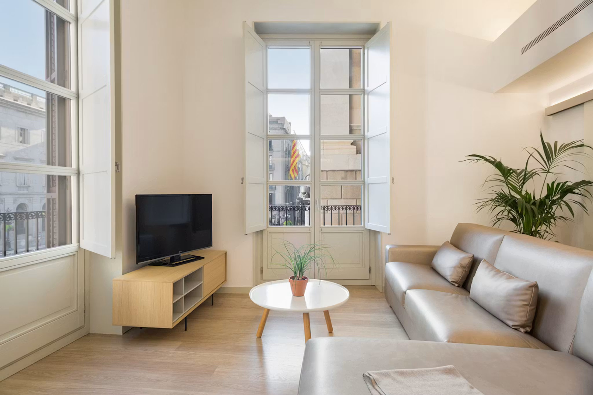 Contemporary 1‑Bed Flat — Carrer del Bisbe, Barcelona, 1 Bathroom