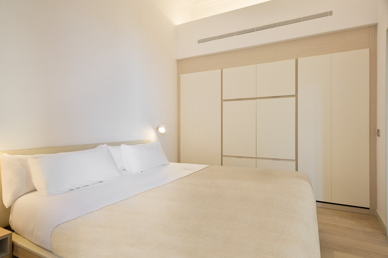 Contemporary 1‑Bed Flat — Carrer del Bisbe, Barcelona, 1 Bathroom – photo 2