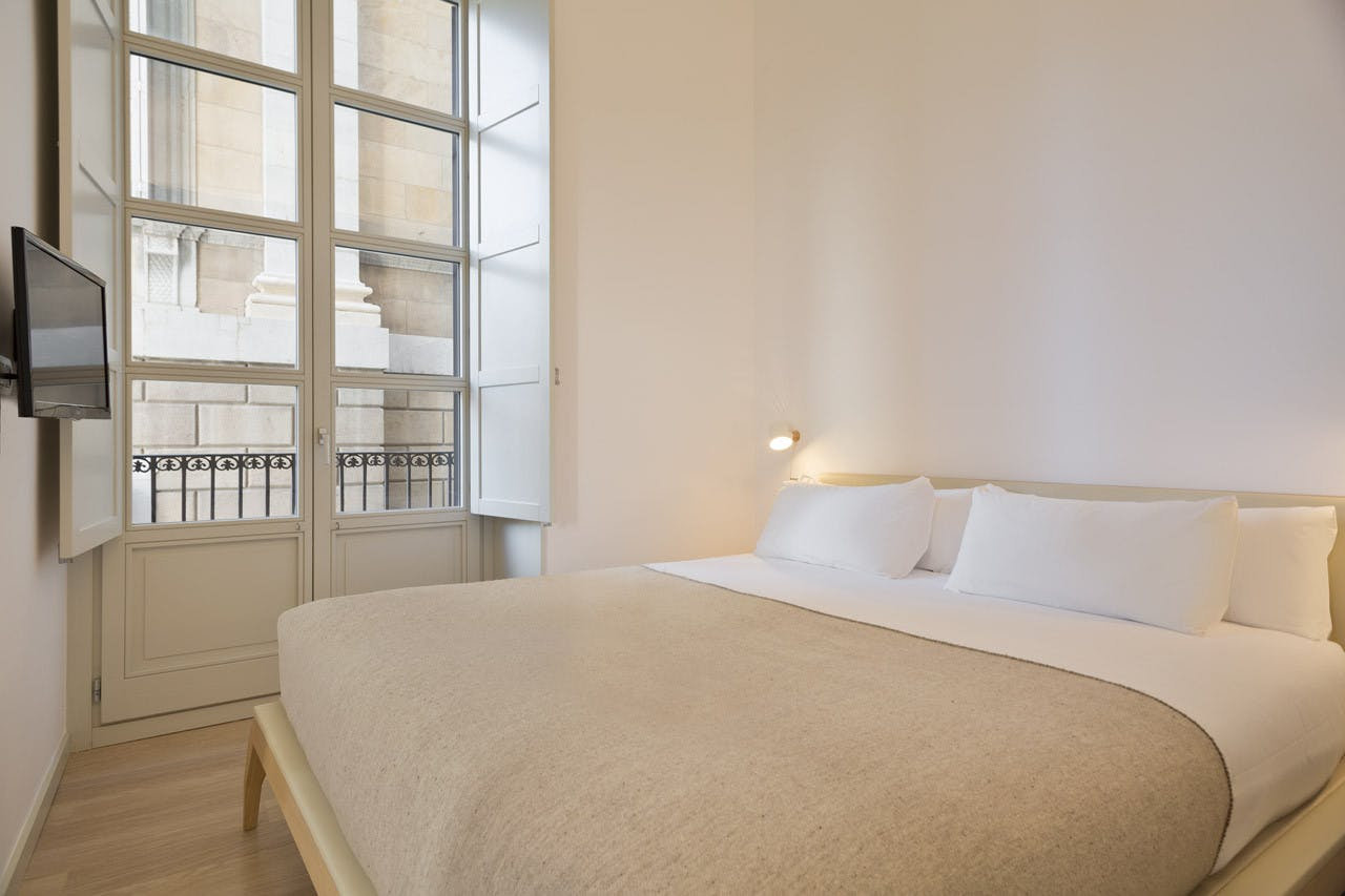 Contemporary 1‑Bed Flat — Carrer del Bisbe, Barcelona, 1 Bathroom – photo 5