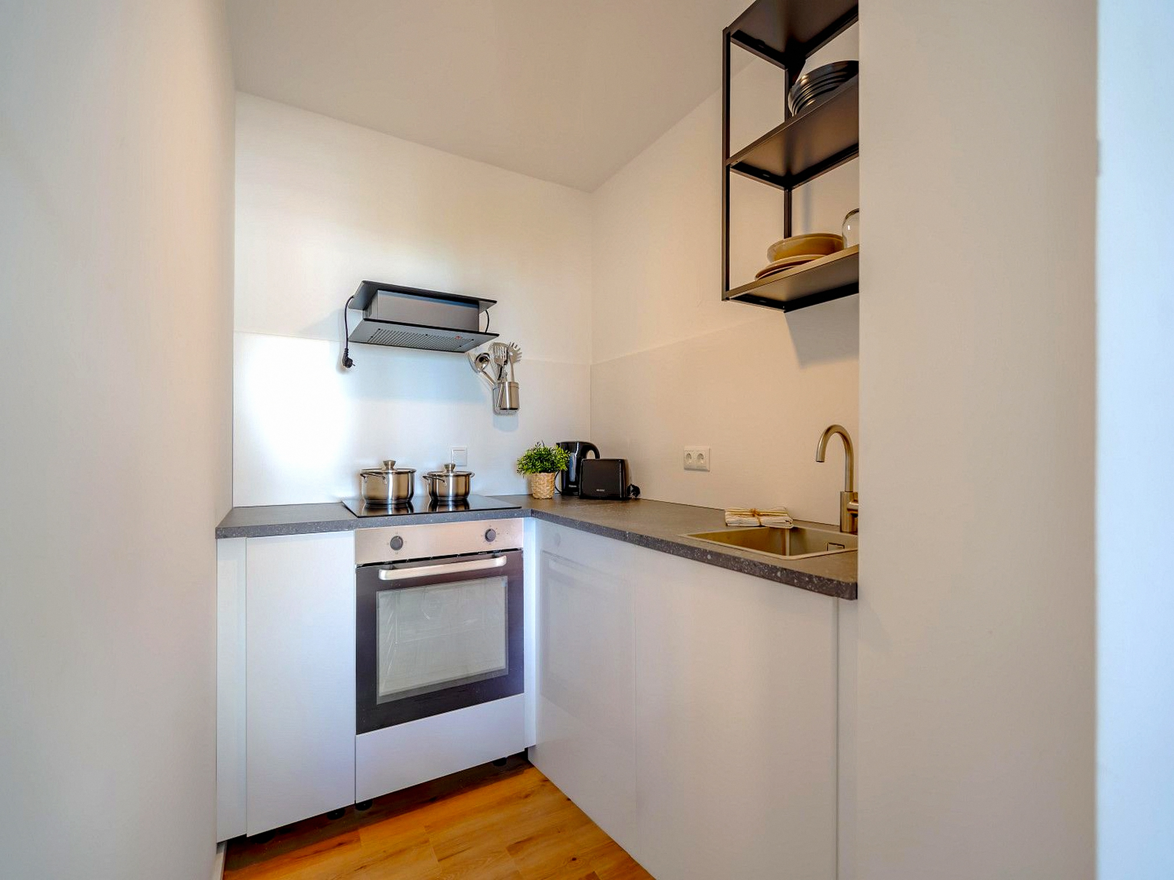 Bright Furnished Apartment Daily Bathroom and Kitchen – photo 4