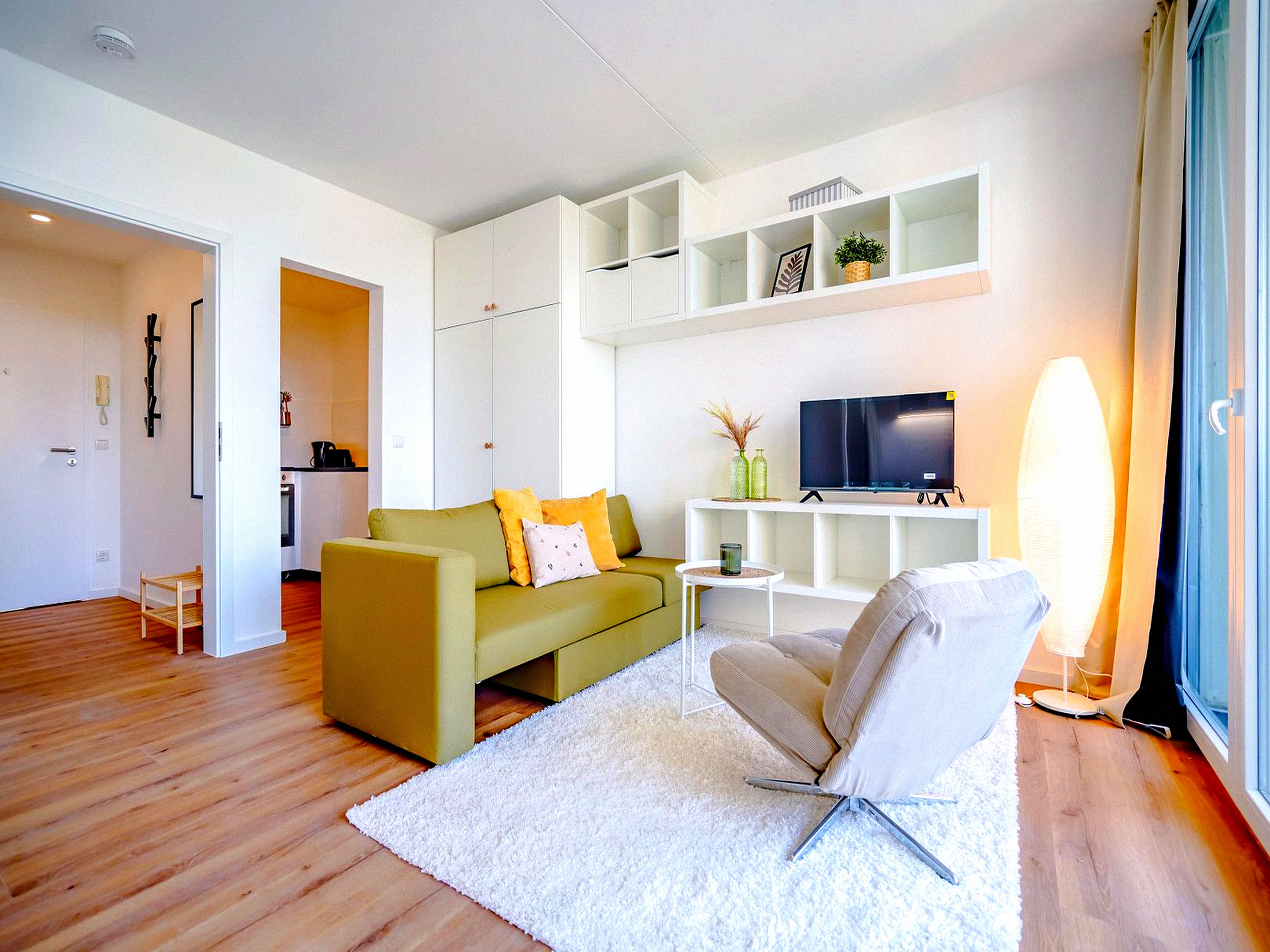 Bright Furnished Apartment Daily Bathroom and Kitchen