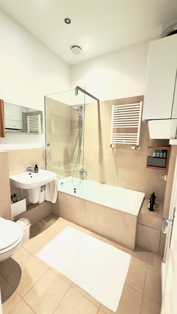 Modern design meets traditional charm – a spacious 2.5-room apartment in a prime location. – photo 3