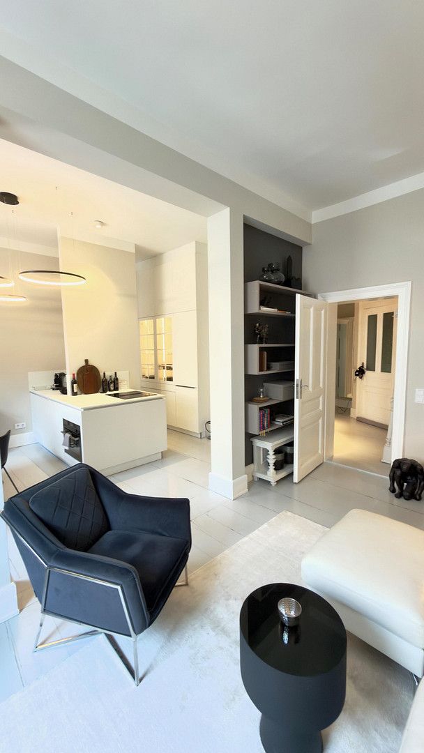 Modern design meets traditional charm – a spacious 2.5-room apartment in a prime location.
