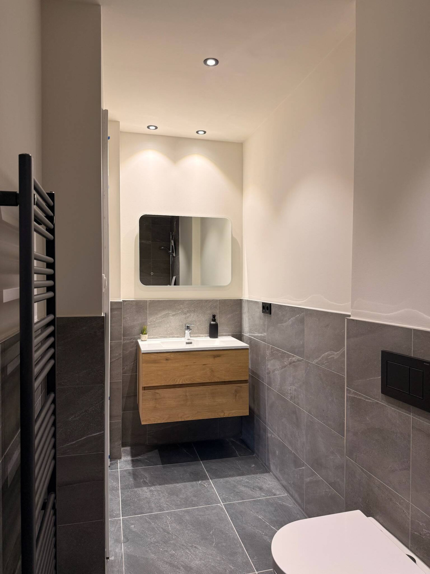 Design-Led City Living Steps from Frankfurt Central Station – photo 3